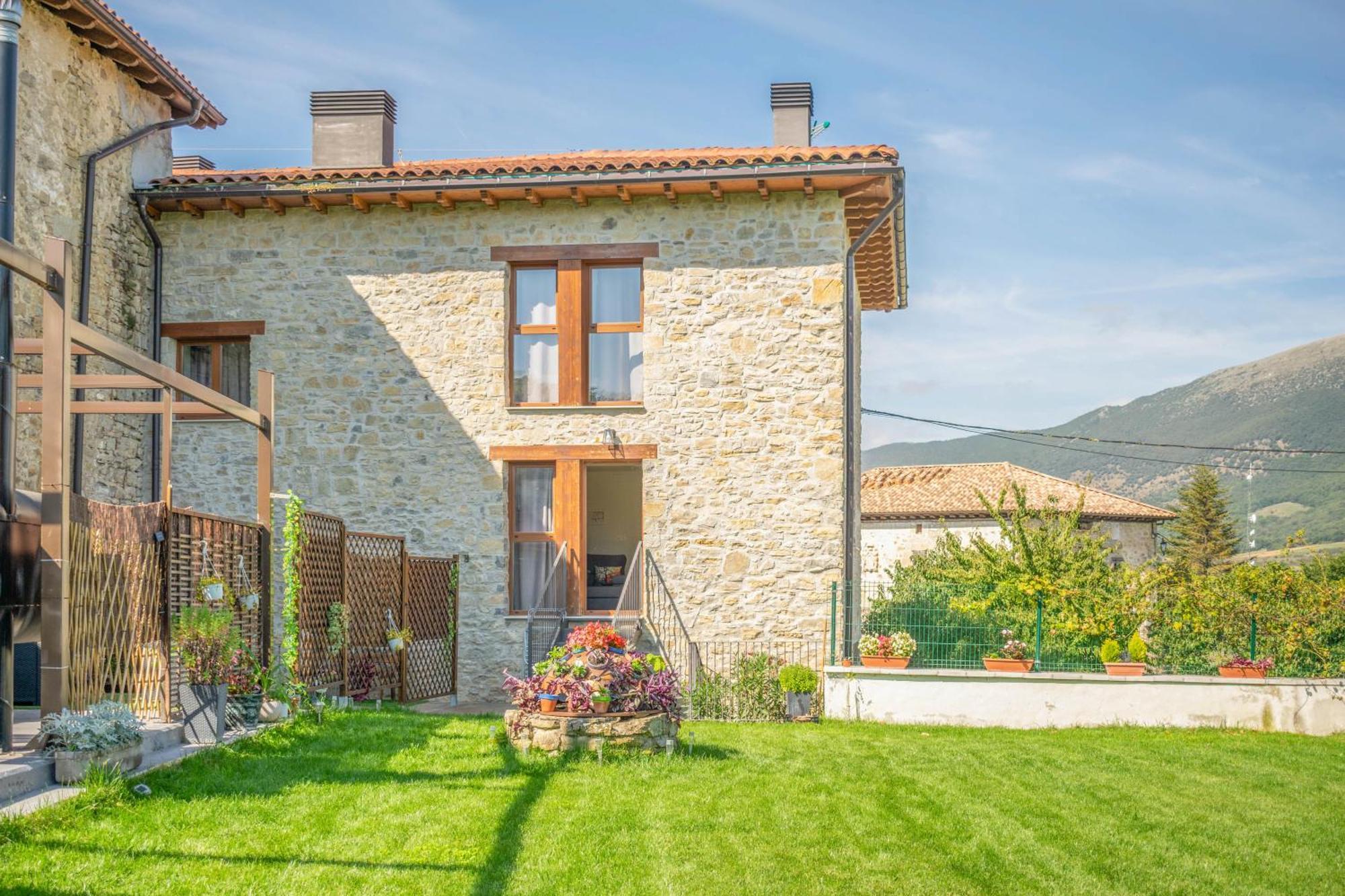 Acogedora Casa Rural Con Jardin Y Barbacoa Proxima A Pamplona Ilzarbe Dış mekan fotoğraf